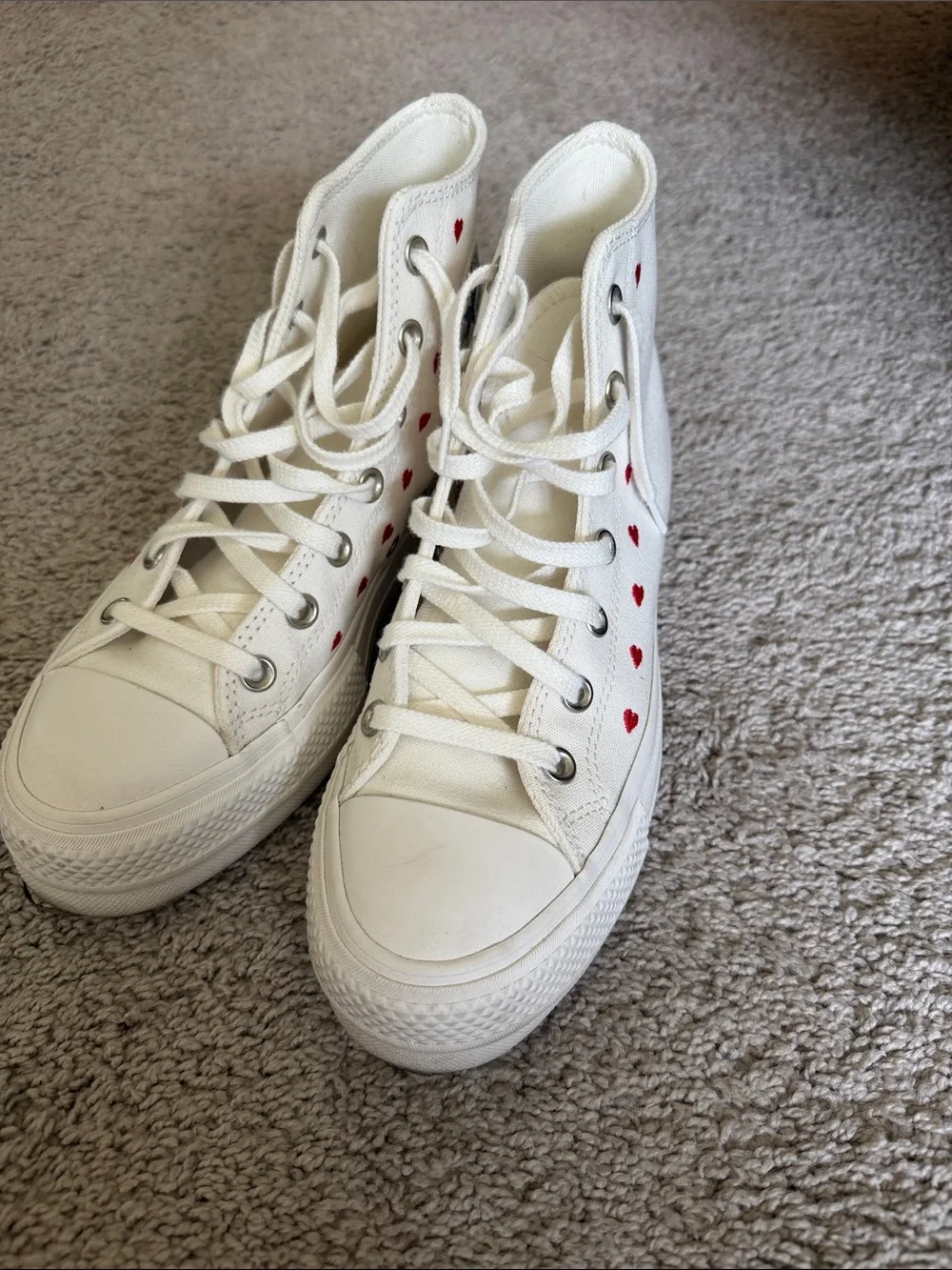 Chuck Taylor All Star Lift Platform High Top embroidered hearts size 8 wmns